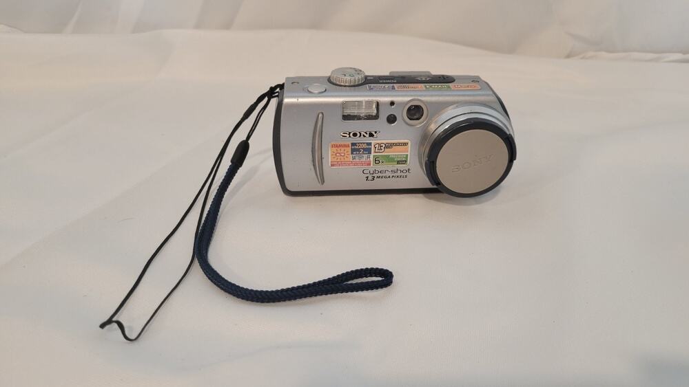Sony Cyber-shot DSC-P30 1.3MP Digital Camera Silver Parts Repair Not Working